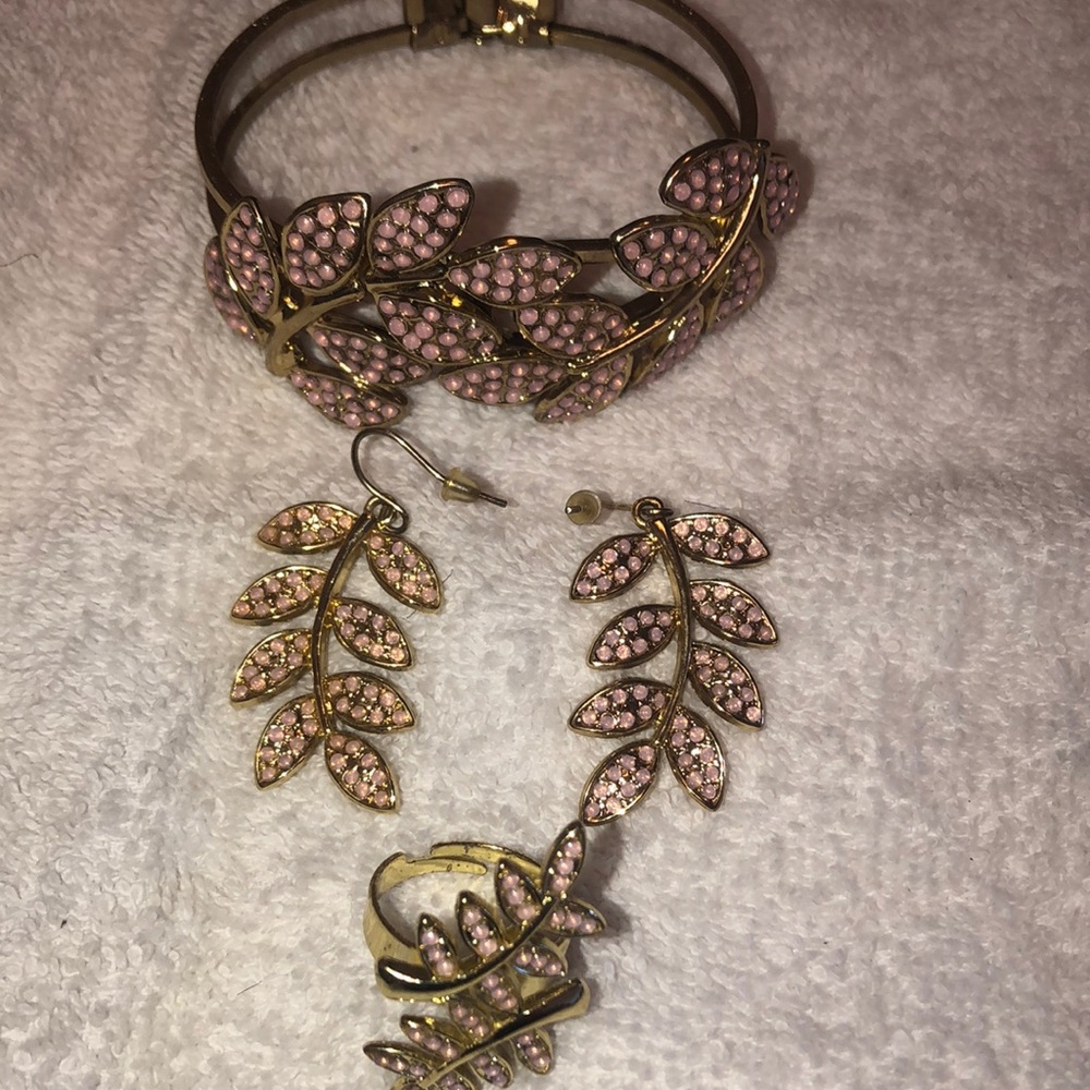 Bracelet, earrings and ring set in gold and pink gems